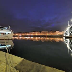 Les berges du Rhône, ses péniches et terrasses festives