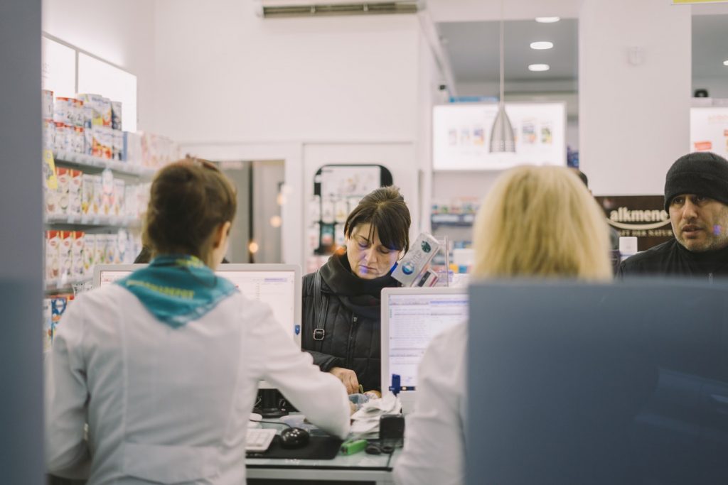 Patients qui font la queue dans une pharmacie