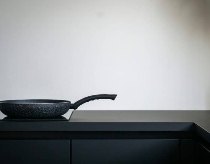 Poêle inox vs fonte : quel matériau pour quelles recettes ?